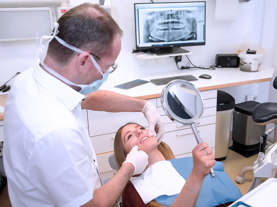 Wir untersuchen Sie zur Erhaltung gesunder Zähne