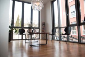 Helles Besprechungszimmer der Zahnarztpraxis